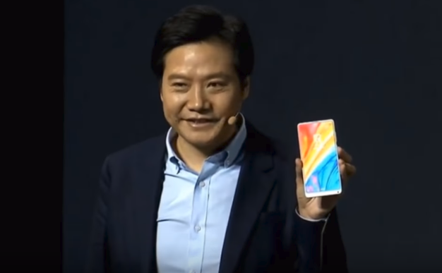Generálny riaditeľ spoločnosti Xiaomi Lei Jun počas predstavenia smartfónu Xiaomi Mix 2S